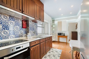 Fridge, microwave, oven, coffee/tea maker