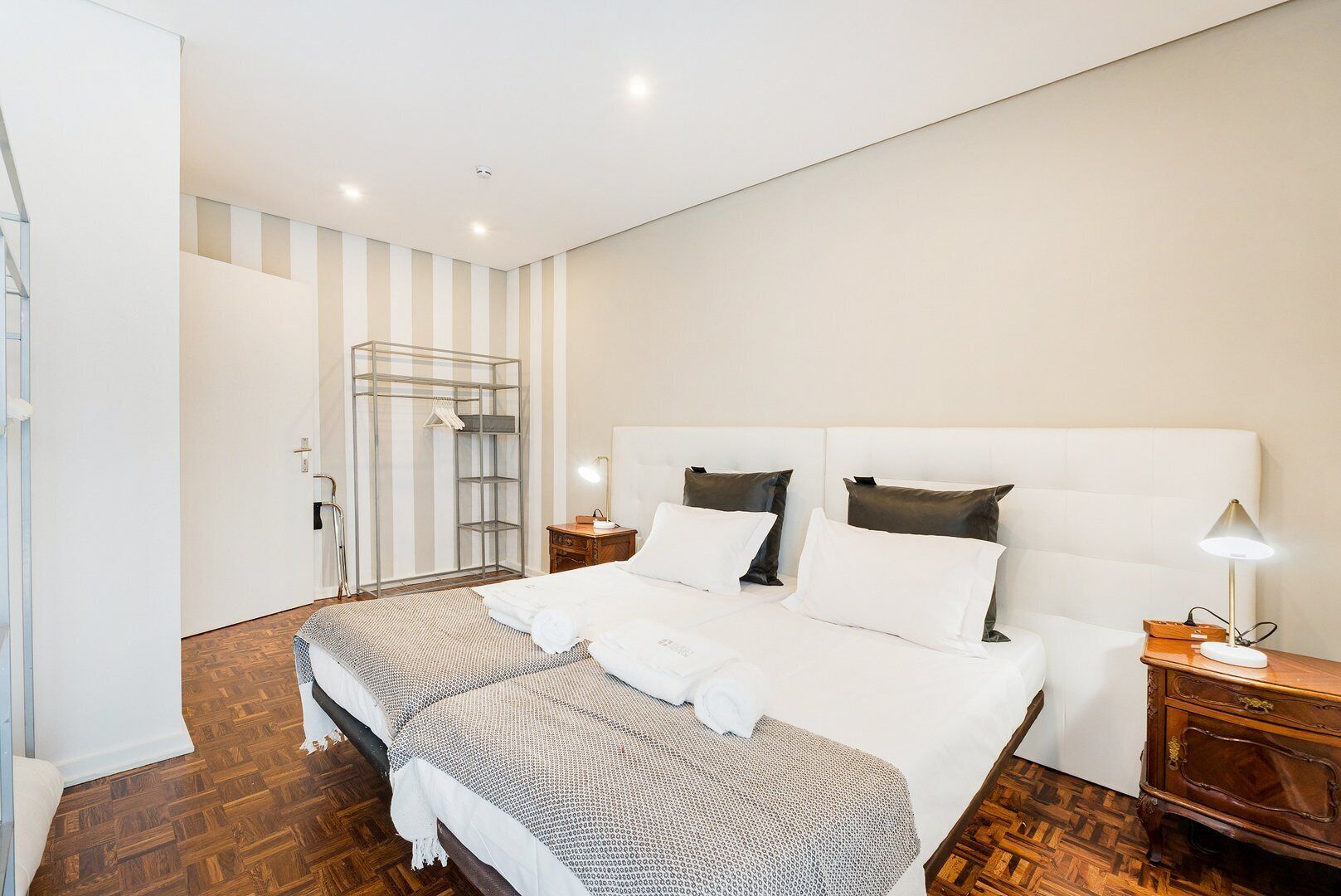 2 habitaciones, tabla de planchar con plancha, internet y ropa de cama 