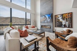 Smart TV, fireplace - One Riverfront Condo 503 (Avon)