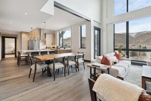 Smart TV, fireplace - One Riverfront Condo 503 (Avon)