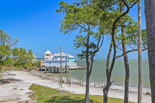 Seaside Flamingo: Ocean View Luxury Home