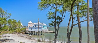 Seaside Flamingo: Ocean View Luxury Home