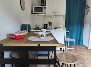 Fridge, microwave, oven, coffee/tea maker
