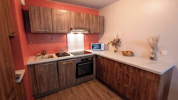 Een koelkast, een microgolfoven, een oven, een vaatwasser