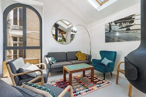 TV, fireplace - Loft near City center (Nantes)