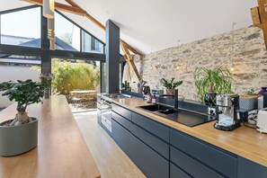 Een koelkast, een microgolfoven, een oven, een vaatwasser