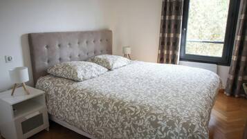 2 slaapkamers, een strijkplank/strijkijzer, beddengoed