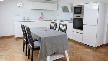 Een koelkast, een microgolfoven, een oven, een vaatwasser