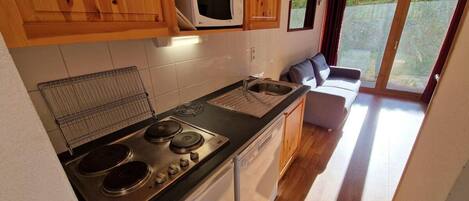 Kjøleskap, mikrobølgeovn, oppvaskmaskin og kaffetrakter/tekoker