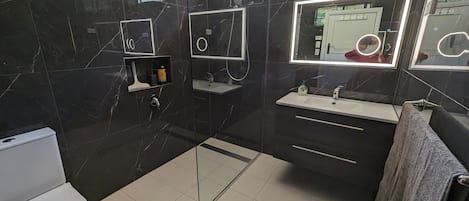 Douche, sĂšche-cheveux, serviettes fournies, savon