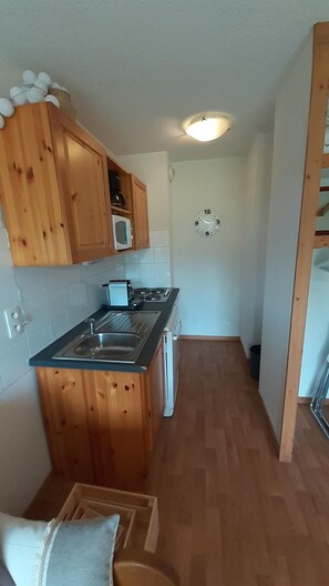 Jääkaappi, mikroaaltouuni, astianpesukone