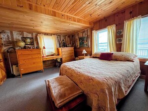 3 makuuhuonetta, työpöytä, silitysrauta/-lauta, vuodevaatteet