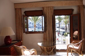 開放式客房, 多間臥室, 露台, 海景 | 客廳 | 書籍