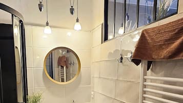 Een douche, een haardroger, zeep, toiletpapier