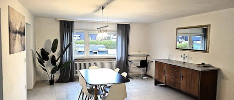 Appartement, four Ă micro-ondes, vue sur le jardin | Repas dans la chambre
