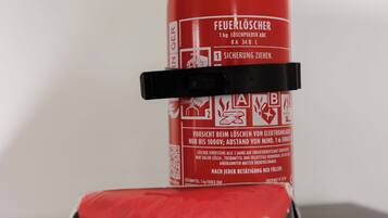 Ein Feuerlöscher und eine Erste-Hilfe-Ausrüstung auf einem Tisch.