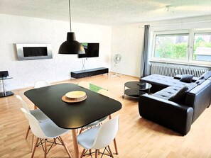 apartman, házi kedvenc megengedett, kilátással a kertre | Étkezés a szobában