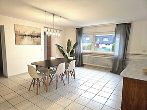 apartman, mikrohullámú sütő, kilátással a kertre | Étkezés a szobában