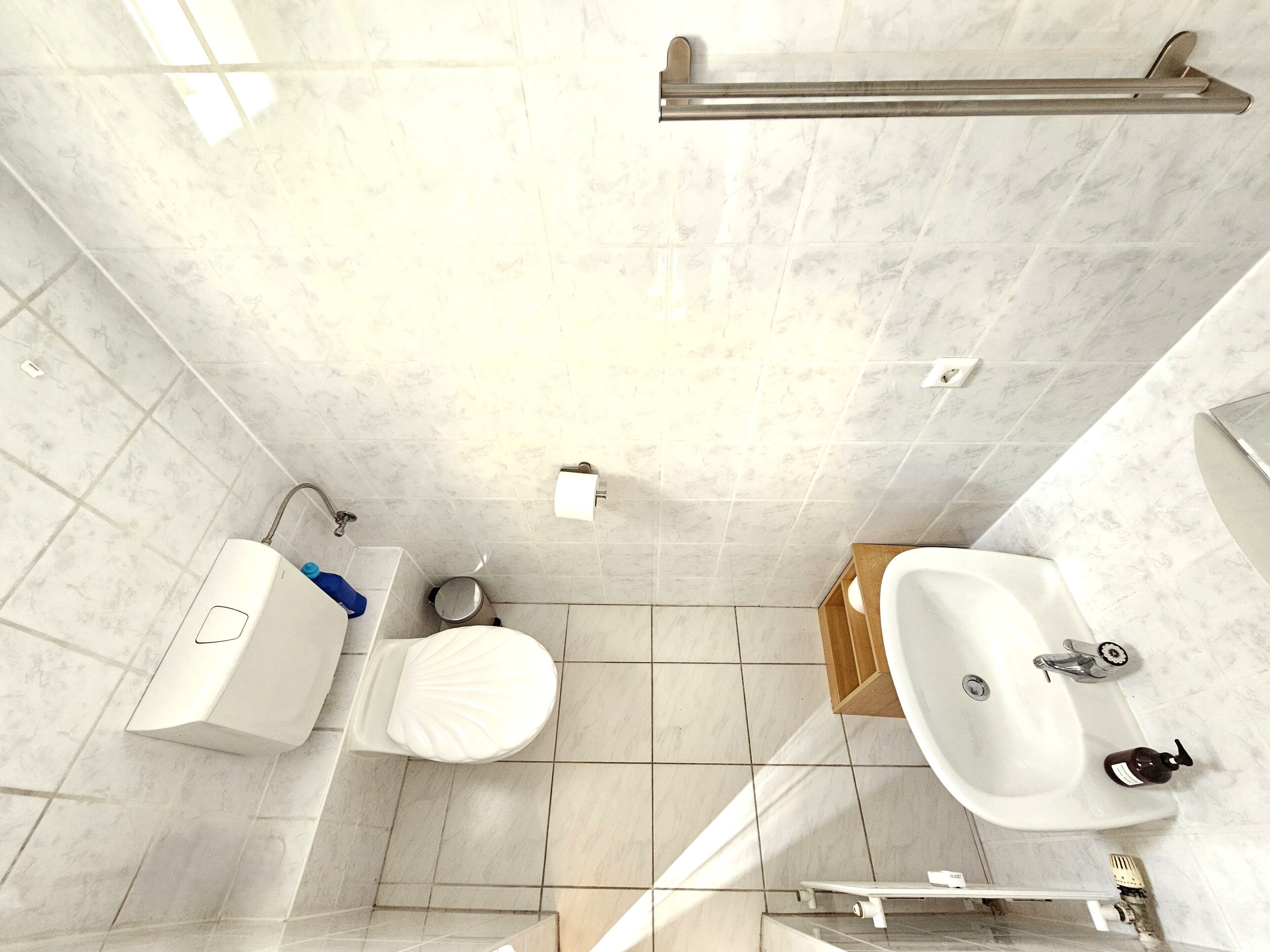 Une salle de bain moderne équipée de toilettes, d’un bidet et d’un lavabo.