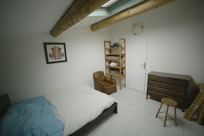 6 slaapkamers, een strijkplank/strijkijzer, wifi, beddengoed