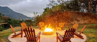 Costa Rica mountain retreat with jacuzzi & firepit near San José