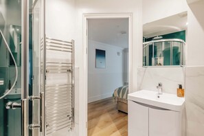 Hair dryer, towels - The Regency: Cozy 1 BR retreat in Victoria  (LG) (London)