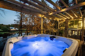 Terrace/patio - Modern Lakeside Mountain Retreat With Cabin Charm (Nellysford)