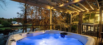 Modern Lakeside Mountain Retreat With Cabin Charm