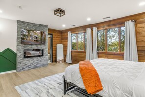 5 bedrooms, iron/ironing board, WiFi, bed sheets - Modern Lakeside Mountain Retreat With Cabin Charm (Nellysford)