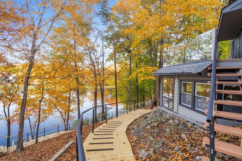 Modern Lakeside Mountain Retreat With Cabin Charm