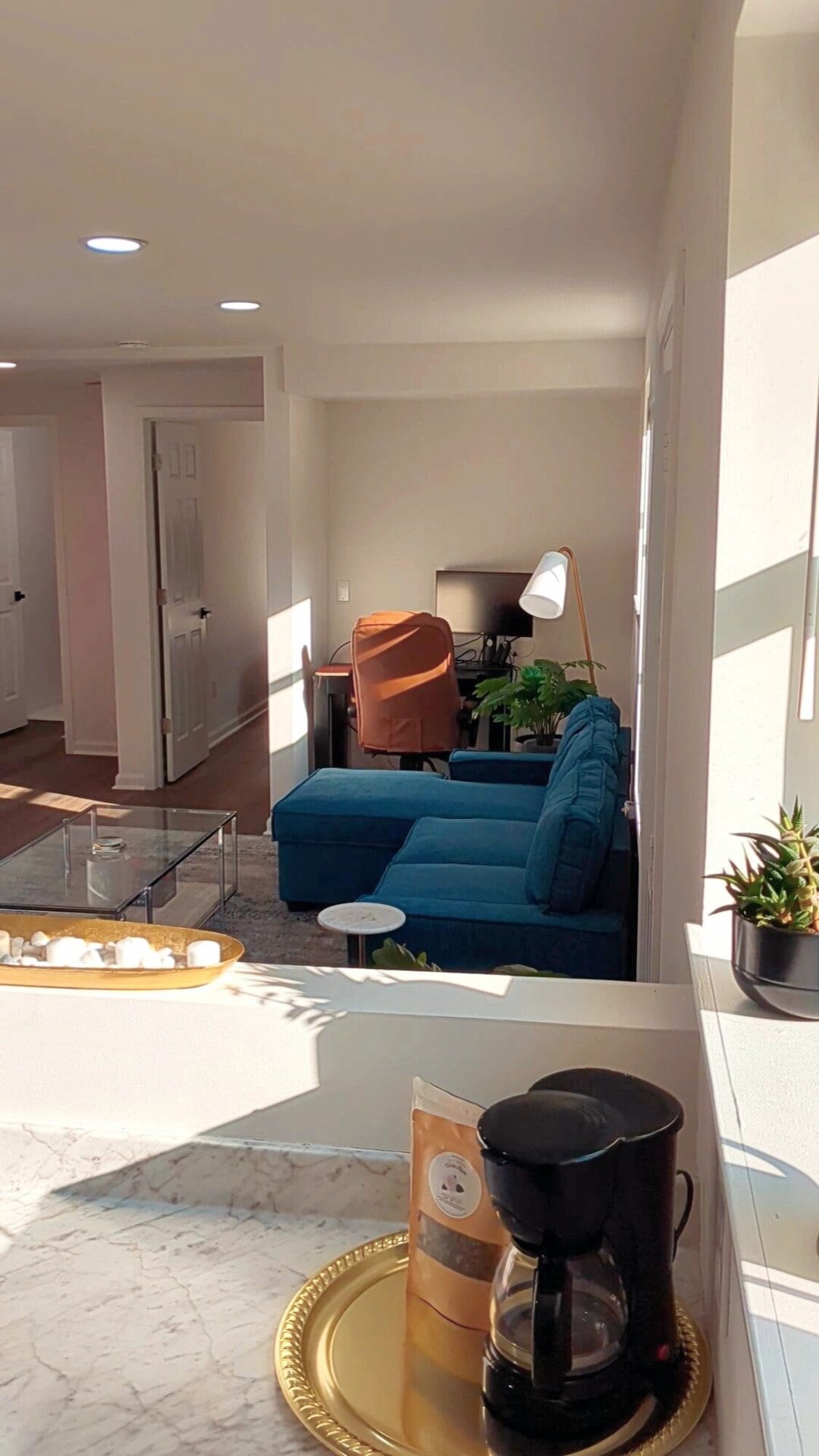 Quaint, comfortable, fully equipped 1 bedroom, 1 bath unit centrally located!