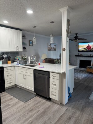 Mikrowelle, Ofen, Herdplatte, Geschirrspüler