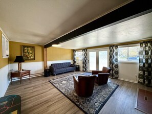 Téléviseur connecté, foyer, livres, écran d’ordinateur