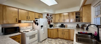Storybook Nook! 2 Bdrm, 2 Bath, Downtown Home, Local Golfing 50% Off