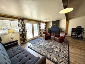 Téléviseur connecté, foyer, livres, écran d’ordinateur