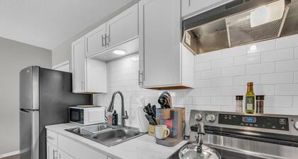 Stylish 1BR Historic Charm Meets Prime Convenience