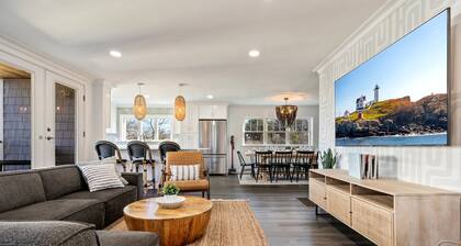 Near Downtown + Beach âą Game Room âą Sleeps 12