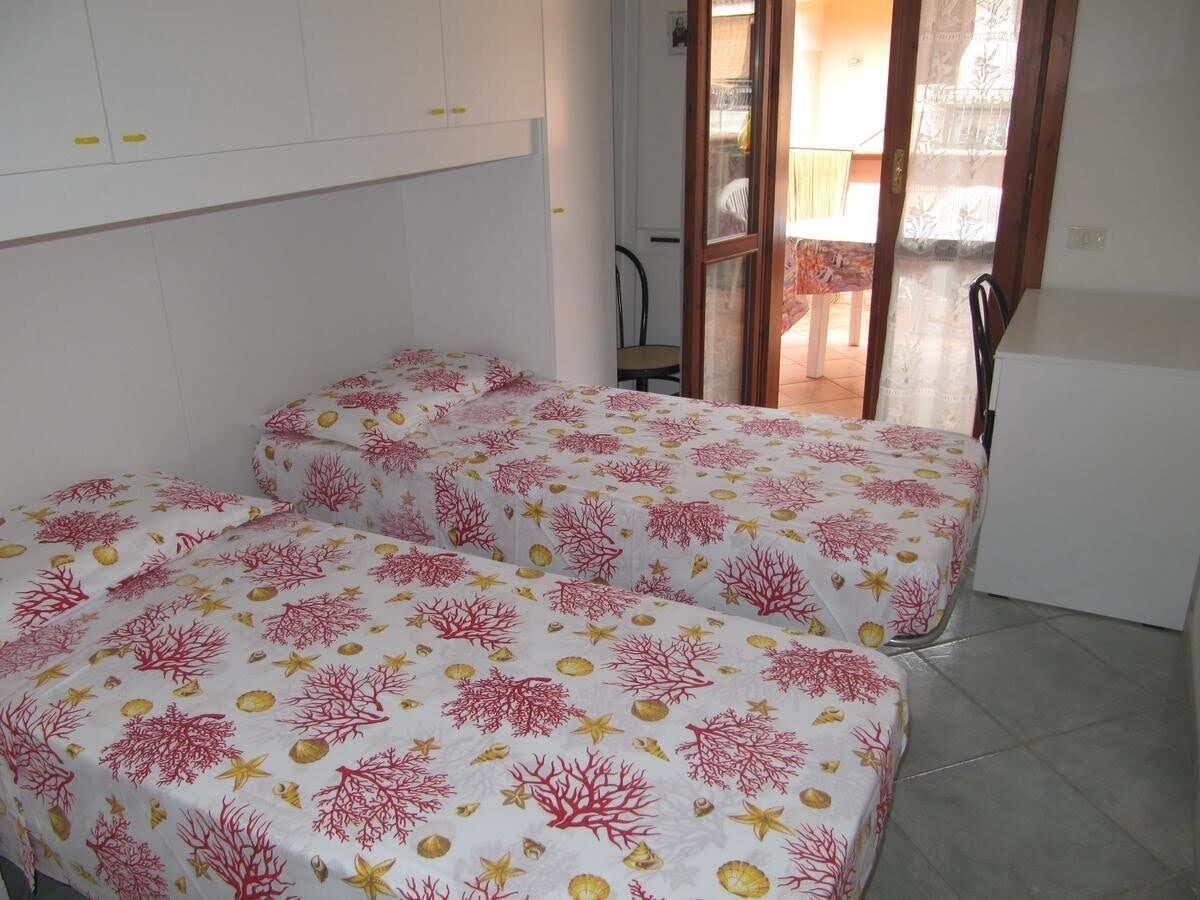 2 camere, una scrivania, ferro/asse da stiro, lenzuola