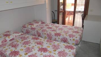 2 camere, una scrivania, ferro/asse da stiro, lenzuola