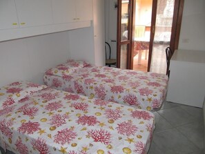 2 Schlafzimmer, Schreibtisch, Bügeleisen/Bügelbrett, Bettwäsche