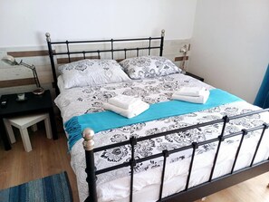 2 bedrooms, iron/ironing board, WiFi, bed sheets