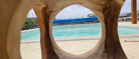 Una piscina al aire libre, una piscina climatizada