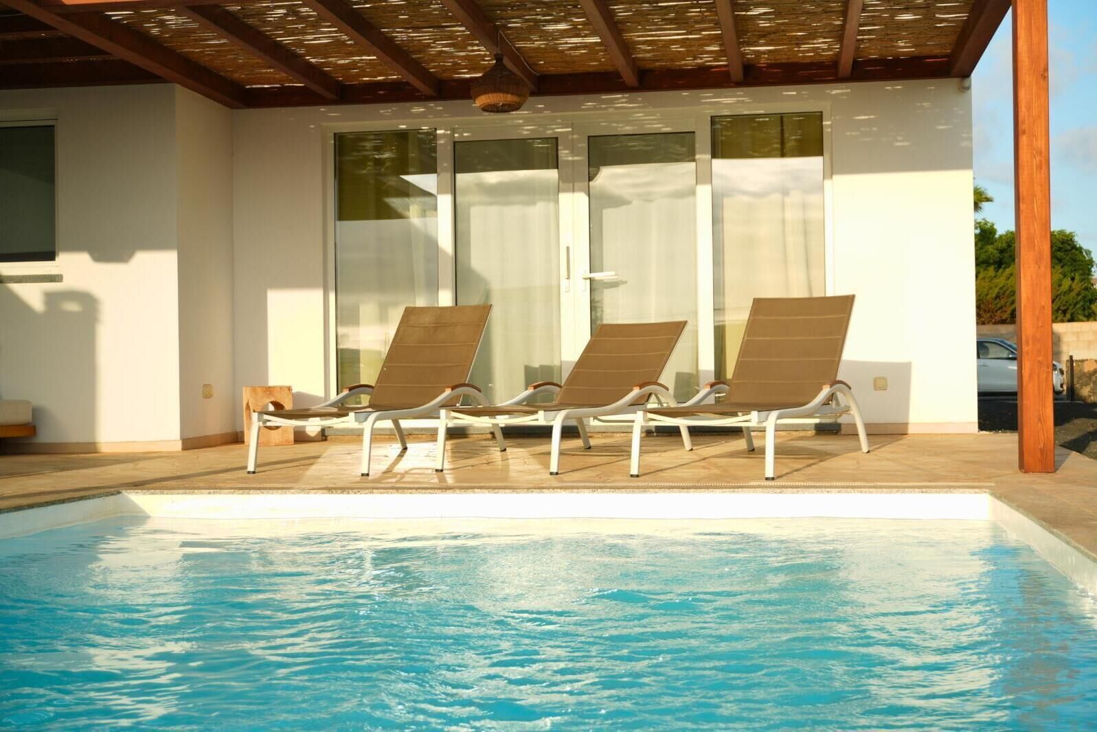 حمّام سباحة خارجي، حمّام سباحة مُدفَّأ