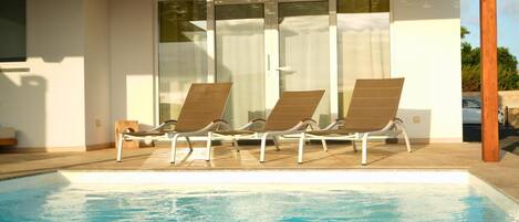 حمّام سباحة خارجي، حمّام سباحة مُدفَّأ