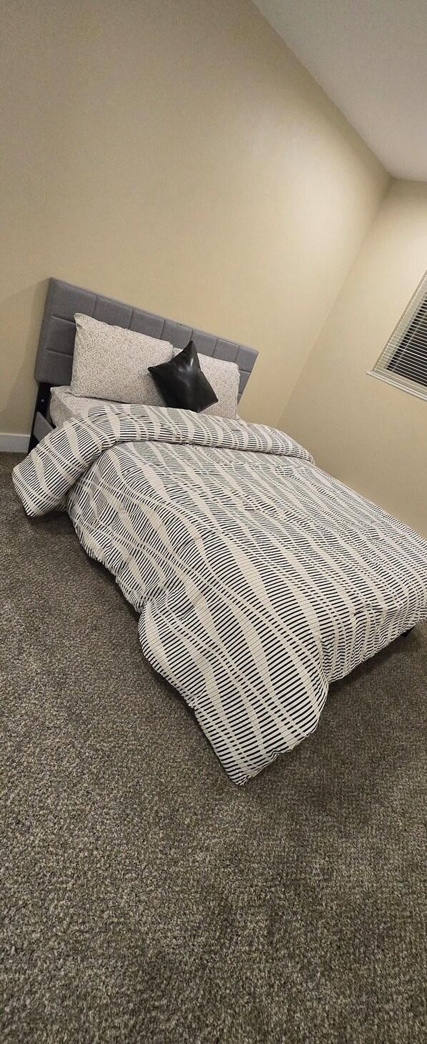 2 bedrooms, iron/ironing board, free WiFi, bed sheets