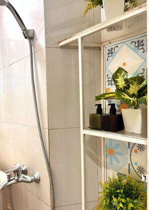 Haartrockner, Handtücher, Seife, Shampoo