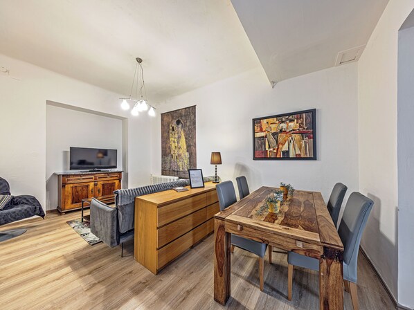 Dining - Nestled in the Quiet Hills of Prague, 2-bed 1.5 Bath Smart TV and free WiFi (Hlavní mesto Praha)