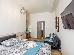 2 bedrooms, iron/ironing board, WiFi, bed sheets - Nestled in the Quiet Hills of Prague, 2-bed 1.5 Bath Smart TV and free WiFi (Hlavní mesto Praha)