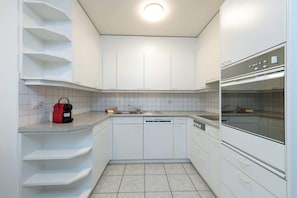 Fridge, oven, stovetop, dishwasher