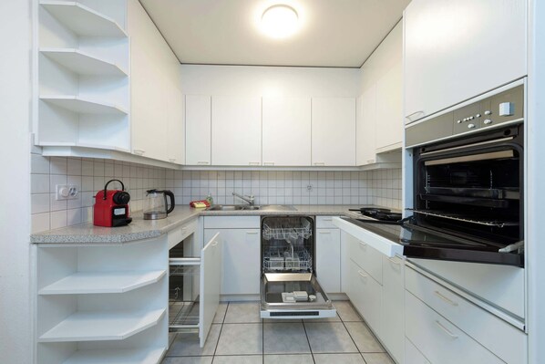 Refrigerador, horno, placa de cocina, lavavajillas